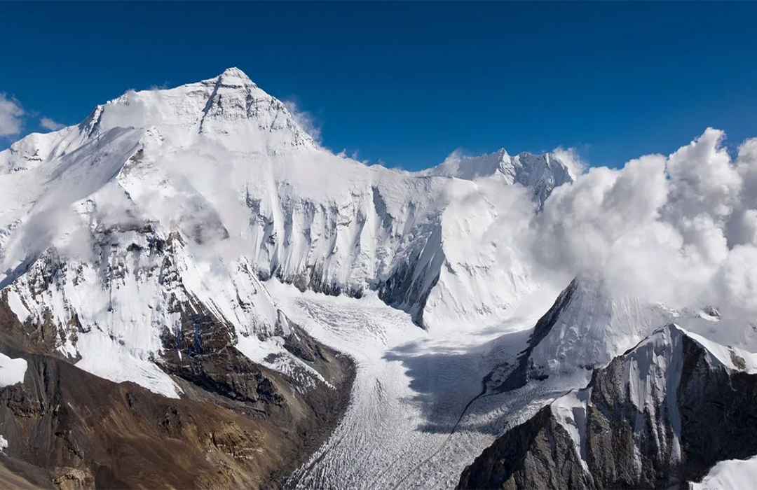 এভারেস্টে আটকে পড়া পর্বতারোহীদের উদ্ধারে যাওয়া হেলিকপ্টার বিধ্বস্ত