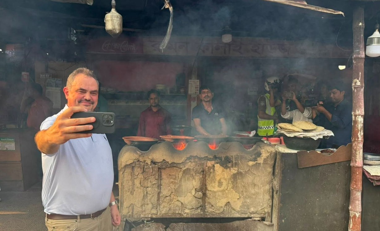 রাজশাহীর কালাই রুটিতে মুগ্ধ মার্কিন রাষ্ট্রদূত, বললেন ‘দারুণ মজা!’